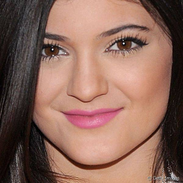 Para o lançamento da sua coleção com Kendall, em 2013, Kylie escolheu um batom rosa que deixou o look mais descontraído